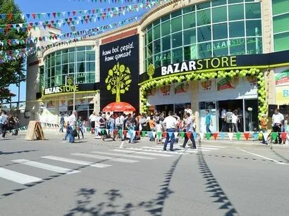 Məşhur supermarketin anbarı yandı