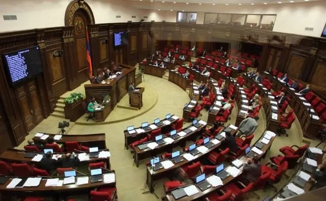 Erməni hərbi komandanlığı parlamentə çağırılır