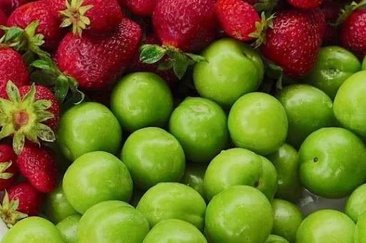 Alça və çiyələkdən zəhərlənmə halları nə ilə bağlıdır? – Ekspert