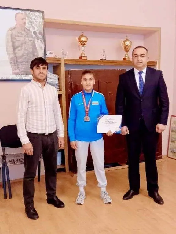 Məktəb direktoru beynəlxalq turnirin qalibi olan məktəbli ilə görüşüb - FOTOLAR