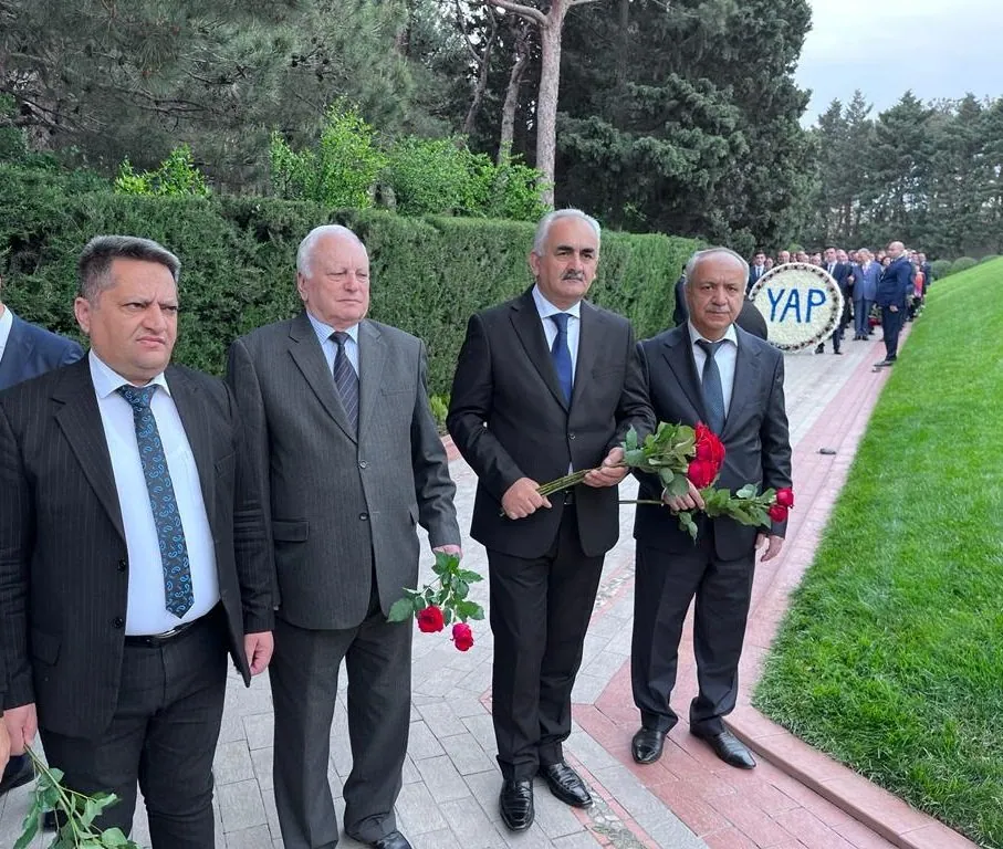 MHP rəhbərliyi Ulu Öndərin məzarını ziyarət edib