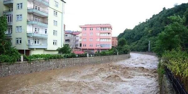 Türkiyədə güclü daşqın: körpü uçdu, evləri su basdı