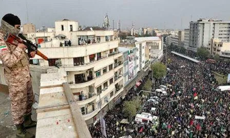 İran polisi etirazçılara atəş açdı: 10 yaralı var