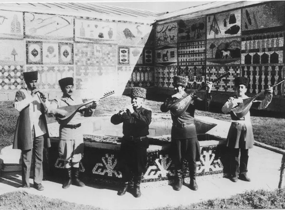 Saz bu gün məclislərimizin yaraşığıdır