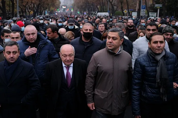 Erməni müxalifəti hökumət binasını mühasirəyə almağa HAZIRLAŞIR