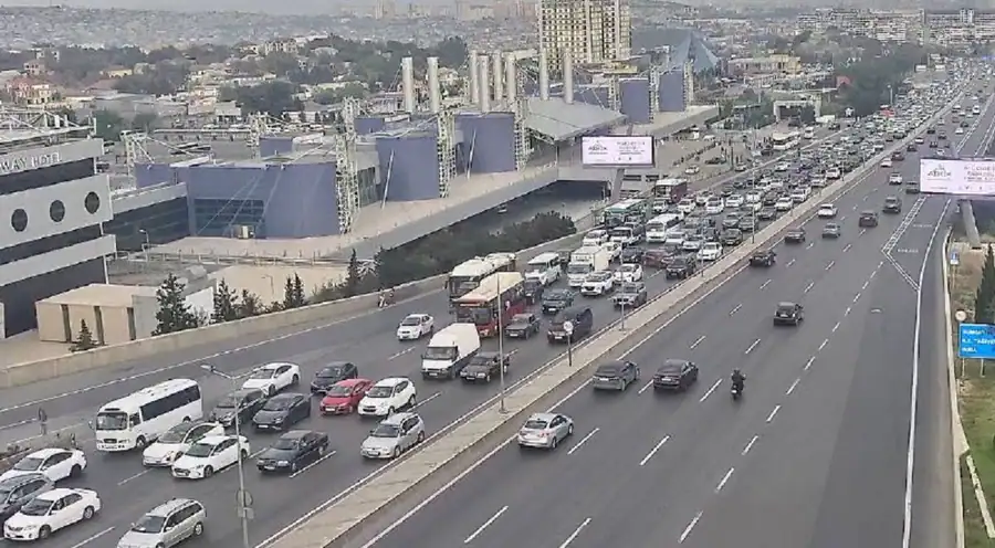 Paytaxtın bir sıra küçə və prospektlərində nəqliyyatın hərəkətində sıxlıq yaranıb