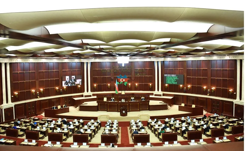 Hökumət üzvləri parlamentə toplaşır - Büdcə müzakirələri başlayır
