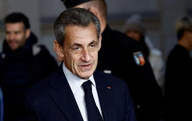 Sarkozi 1 il müddətinə azadlıqdan məhrum edildi