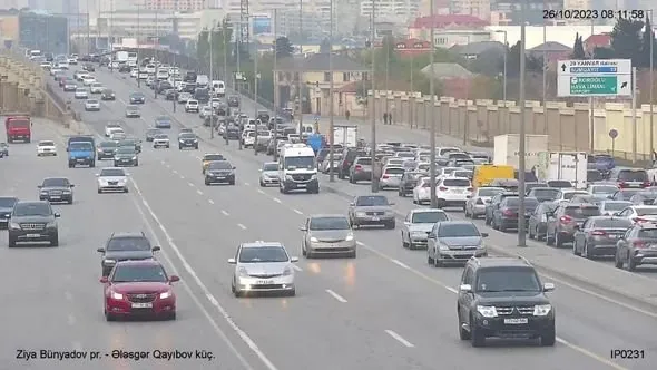 Bakının bir sıra yollarında tıxac yaranıb - SİYAHI