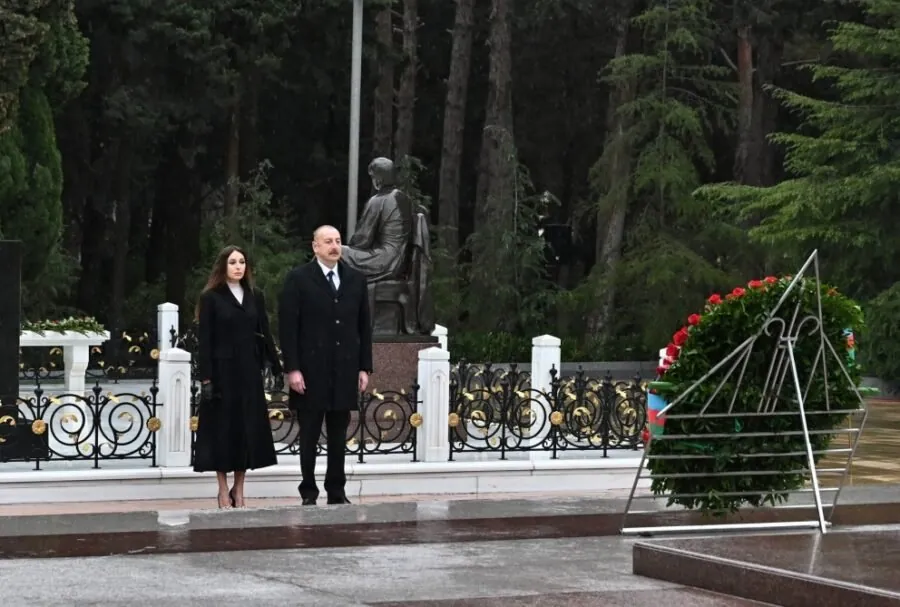 Prezidentlə xanımı Heydər Əliyevin məzarını ziyarət etdilər