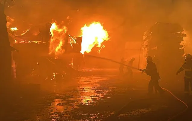 Bakıda tikinti materialları bazarı yanır - Video + Yenilənib