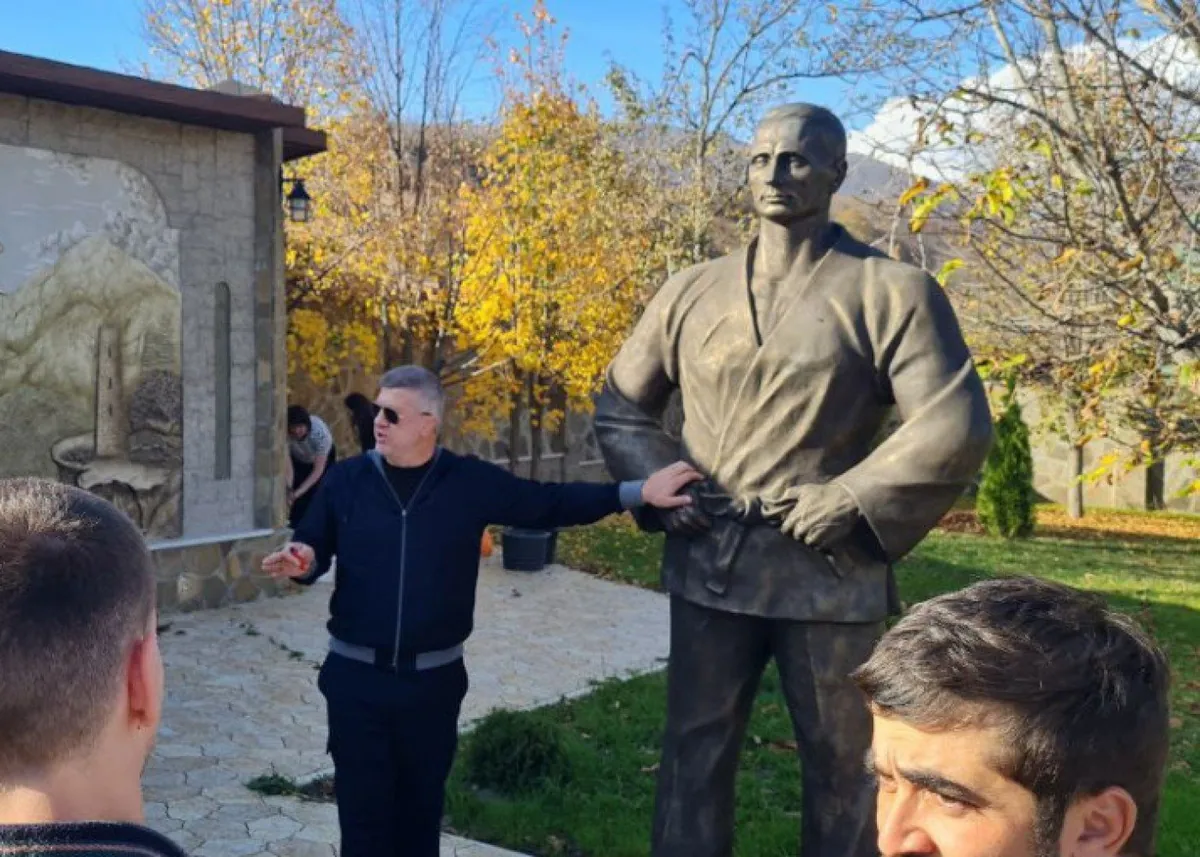 Putinin bürüncdən heykəli qoyuldu