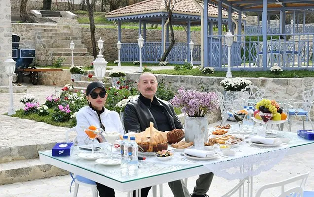 Prezident və xanımından səmimi - Fotolar