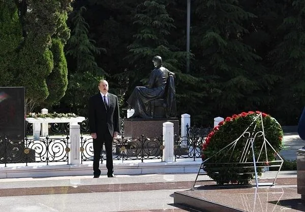İlham Əliyev Heydər Əliyevin məzarını ziyarət etdi