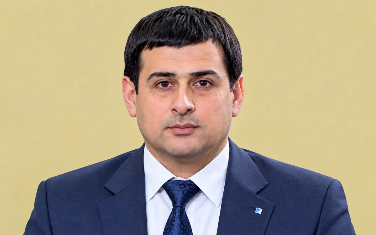 İş adamından hədə-qorxu ilə milyonlar alınması işi üzrə məhkəmə başlayıb