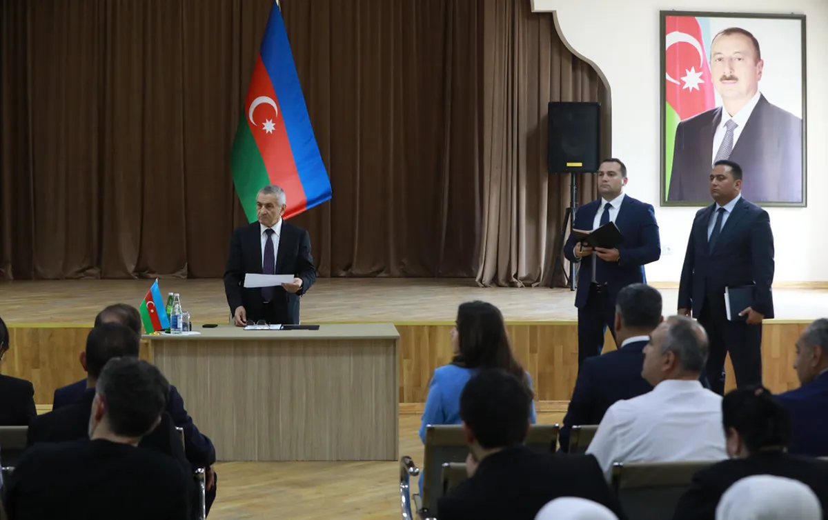 Sabunçu İcra Hakimiyyətinin başçısı Maştağada məktəblilər və valideynlərlə görüşüb