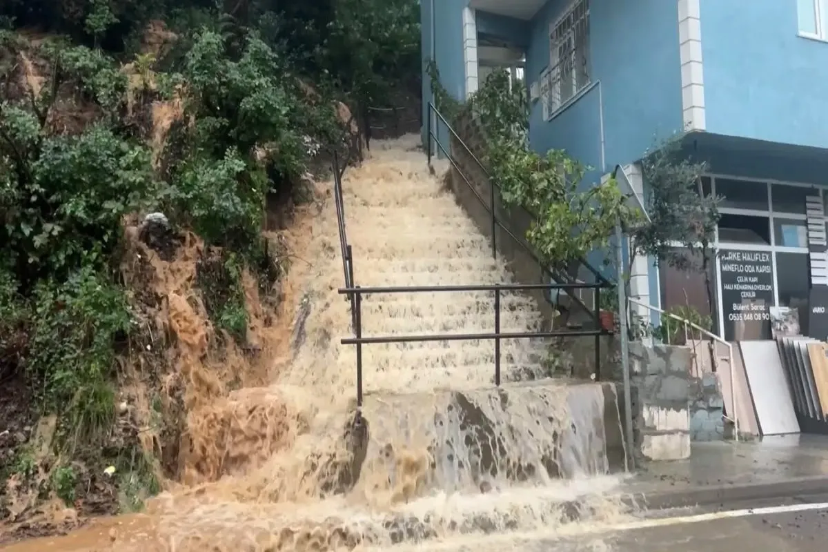 İstanbulda güclü daşqın qurbanlarının sayı dörd nəfər olub